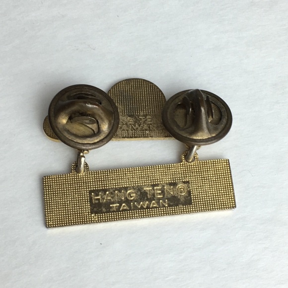 Vintage Hang Ten World’s Greatest Fireman pin - Picture 3 of 3